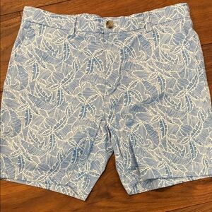 Men’s Vineyard Vines Blue & White Palm Leaf Print Shorts. 33 Waist. 6.5” length